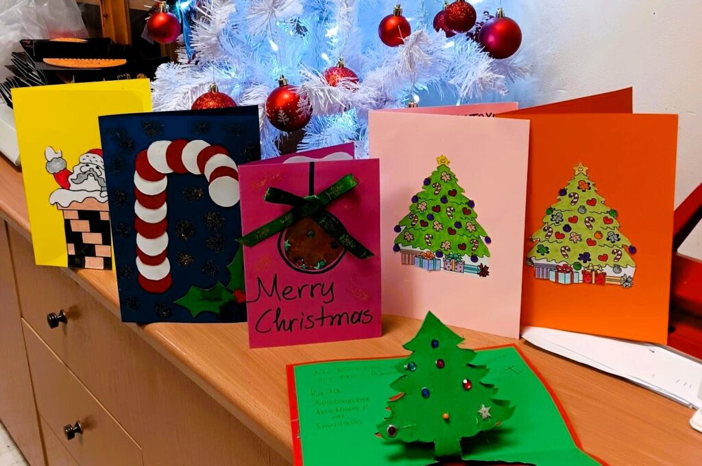 Ανταλλαγή Χριστουγεννιάτικων Καρτών με το 3ο ΔΣ Κυπαρισσίας: Μια Δράση Αλληλεγγύης Μεταξύ Μαθητών