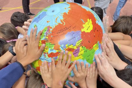 Τιμώντας την Παγκόσμια Ημέρα Γης Στο Σχολείο Μας: Μικρές Πράξεις, Μεγάλη Αλλαγή.